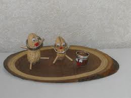 エンジュ一枚板の指輪置き。作り方はいたって簡単！用意したエンジュの輪切りをサンドペーパーで磨き、どんぐりやピーナッツで作った人形を乗せるだけです。