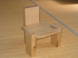 栗材で作った子供の椅子