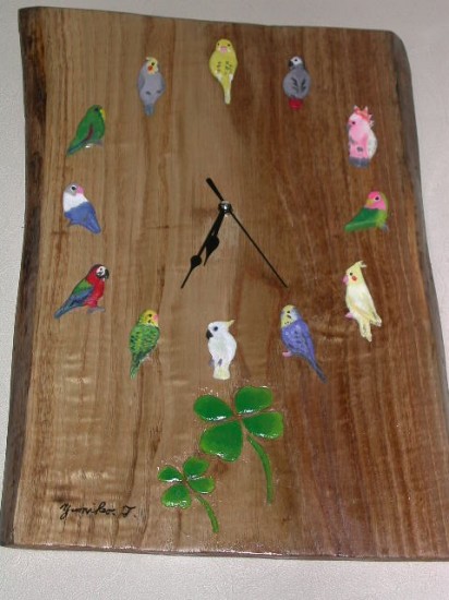 栗の無垢板を使った手作りの時計。文字盤は鳥達です。